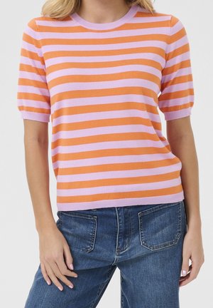 Krótki sweter z krótkim rękawem, ozdobiony na przemian poziomymi paskami w kolorze pomarańczowym i liliowym. Okrągły dekolt z prążkowanym wykończeniem i luźny krój.