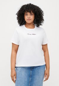 Tommy Hilfiger Curve CLASSIC SCRIPT TEE - T-shirt con stampa - ecru