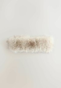 Faux fur pandebånd i creme- og lysebrune nuancer, forlænget rektangulær form, med en blød, fluffy tekstur og rundede ender.