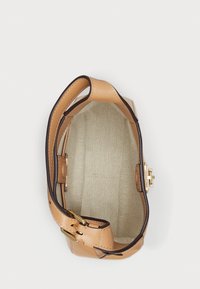 Borsa in pelle tan con una forma strutturata. L'interno presenta un motivo herringbone testurizzato con una chiusura dorata e una tracolla regolabile.