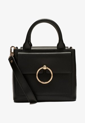 Borsa a mano in pelle nera con una forma strutturata, manici superiori e una tracolla removibile. Presenta un accento in metallo dorato a forma circolare sul davanti.