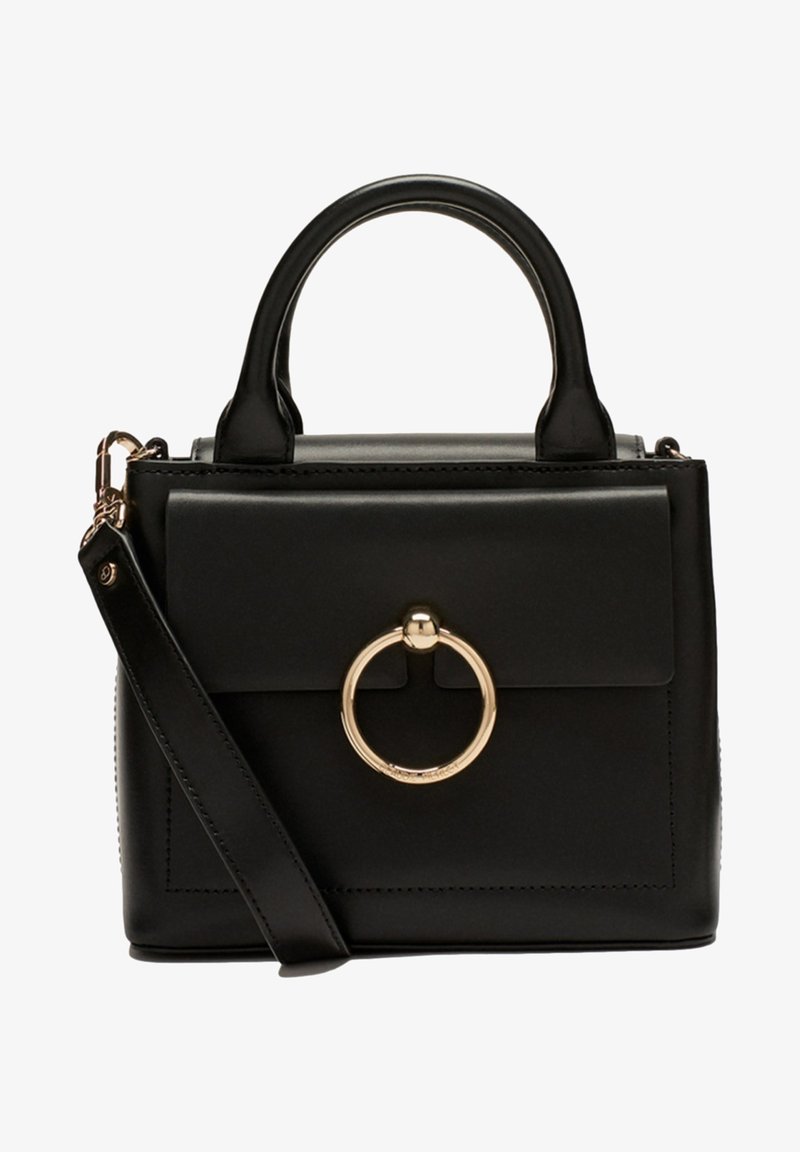 Sac à main en cuir noir avec une forme structurée, des poignées supérieures et une bandoulière amovible. Présente un accent en matériel circulaire doré sur l'avant.