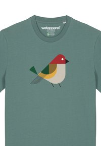 T-shirt graphique à manches courtes en bleu sarcelle avec un design de bird géométrique multicolore présentant des nuances de rouge, jaune, vert et beige.