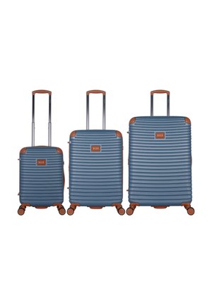 Drei blaue Hartschalen-Koffer in klein, mittel und groß mit braunen Griffen und Rollen, nebeneinander angeordnet.