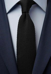 John Henric TEXTURED - Solmio - black