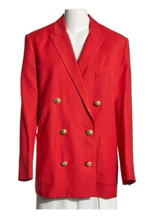 Blazer rouge croisé à boutons dorés, revers crantés et poches avant sur un buste de mannequin blanc.