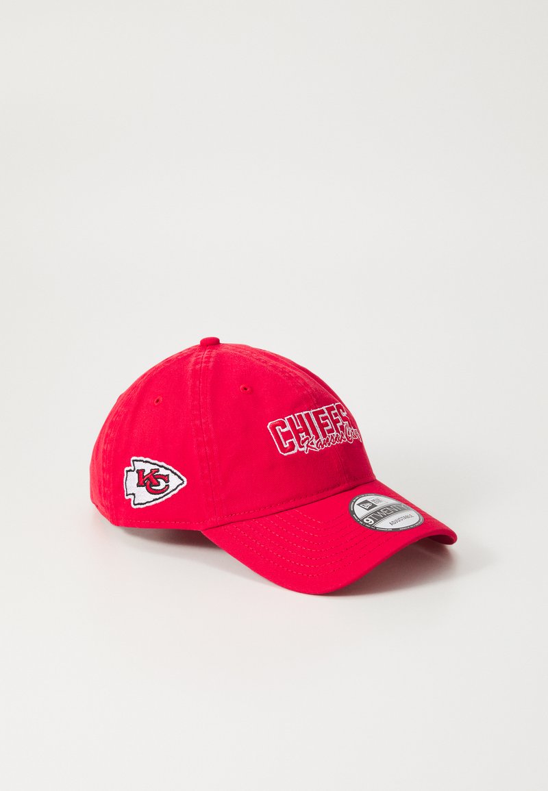 Cappello da baseball rosso in cotone con ricamo in rilievo "CHIEFS" e una patch con il logo sul lato. Presenta una visiera curvata e una chiusura regolabile.