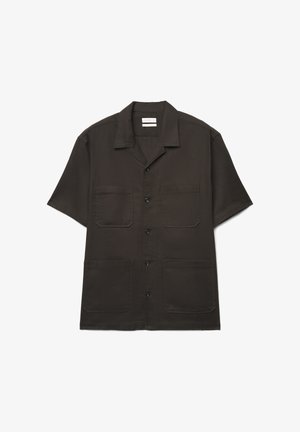 Schwarzes Kurzarm-Hemd zum Knöpfen mit vier Vordertaschen und einem Camp-Kragen, flach auf weißem Hintergrund ausgelegt.