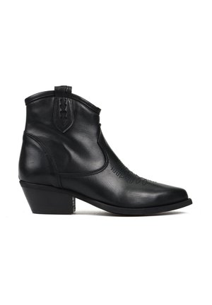 - Ankle boot