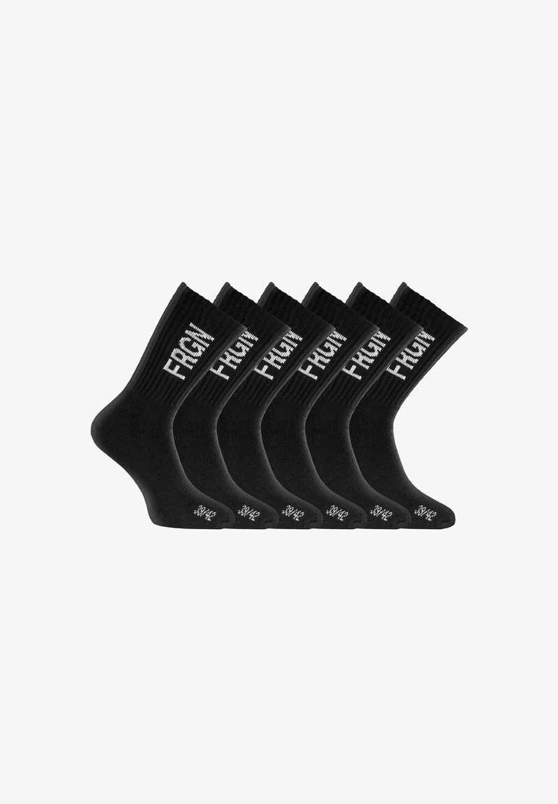 Six paires de chaussettes noires mi-hautes avec "FRGMNT" en lettres blanches sur le revers et la taille "39-42" imprimée près des orteils.