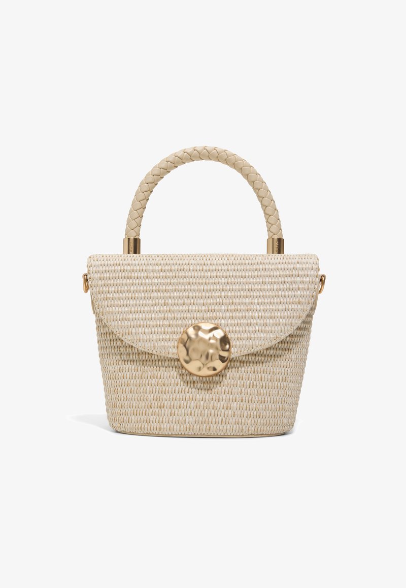 Petit sac à main tissé beige avec une poignée tressée et un grand fermoir circulaire texturé en or sur une fermeture à rabat.