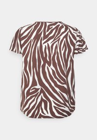 Top de mangas curtas com padrão de zebra em castanho e branco, apresentando um corte solto e um decote redondo, feito de um tecido suave e texturizado, com detalhes de mangas com babados.