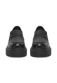 Par de mocasines negros de cuero sin cordones con suelas gruesas y texturizadas y una correa cruzando la parte superior, vistos desde el frente.