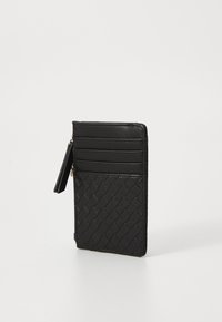 Porte-cartes noir en cuir tressé, doté de plusieurs emplacements pour cartes et d'une poche zippée sur le côté pour plus de fonctionnalité.