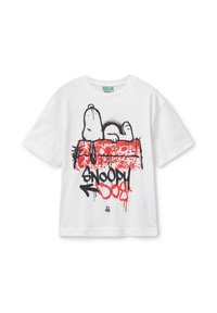 Weißes Baumwoll-T-Shirt mit einem grafischen Design von Snoopy und "SNOOPY DOG" in schwarzen und roten Farbspritzern. Kurzärmlig, Rundhalsausschnitt.