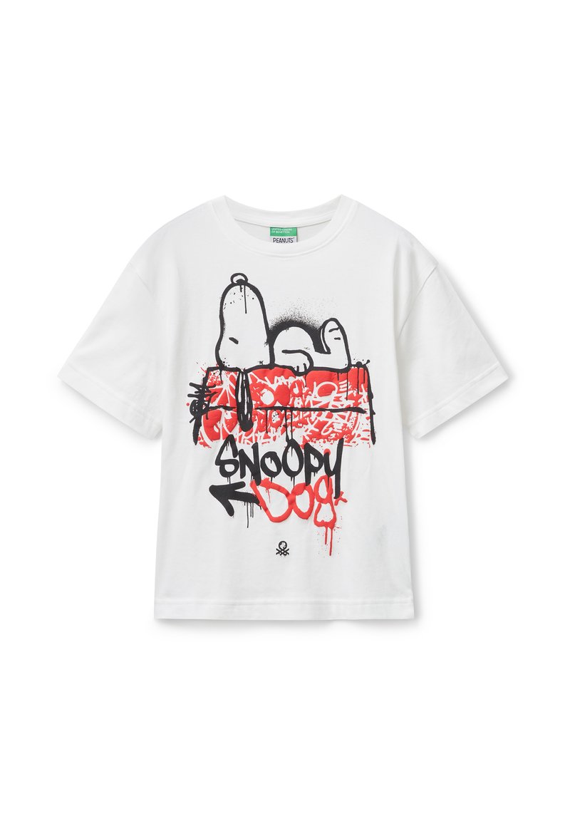 Weißes Baumwoll-T-Shirt mit einem grafischen Design von Snoopy und "SNOOPY DOG" in schwarzen und roten Farbspritzern. Kurzärmlig, Rundhalsausschnitt.