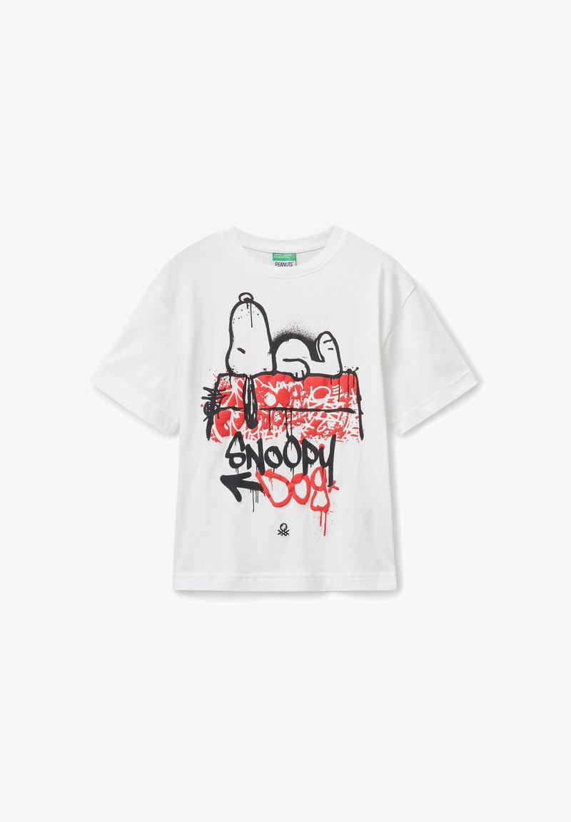 Biała bawełniana koszulka z grafiką przedstawiającą Snoopy'ego oraz napis "SNOOPY DOG" w czarnych i czerwonych plamach farby. Krótkie rękawy, okrągły dekolt.