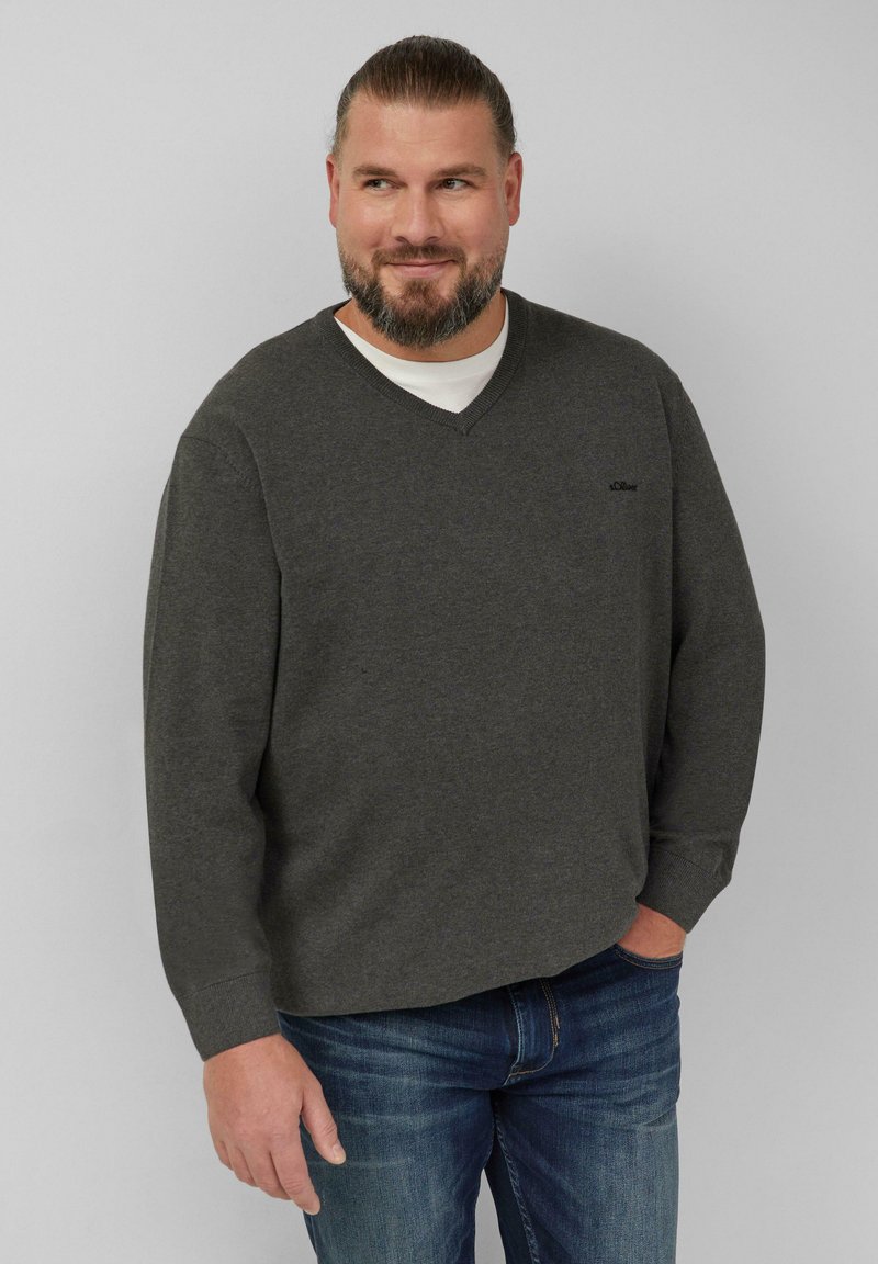 Dunkelgrauer V-Ausschnitt-Sweatshirt mit langen Ärmeln, aus einem weichen Stoff gefertigt, mit einem dezenten Logo auf der linken Brust und gerippten Bündchen.
