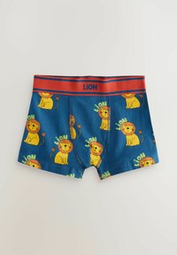 Blå boxershorts med et gentaget løvemønster i gul og grøn. Den elastiske talje er rød med "LION" trykt i hvid.