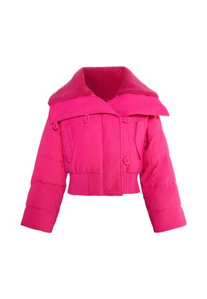 Vaaleanpunainen lyhyt puffertakki, jossa on ribbitekstuuri, suuri kaulus, kaksi etupainiketta ja kaksi sivutaskua. Fleecevuorattu sisus.