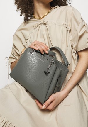 Borsa a tracolla in pelle grigia con finitura testurizzata, manico corto e dettagli in catena rimovibili. Presenta un charms con logo e un design strutturato.