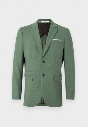 Zöld férfi egysoros blézer két fekete gombbal, bevágott gallérral, zsebfedőkkel és fehér zsebkendővel, egyszerű háttéren bemutatva.