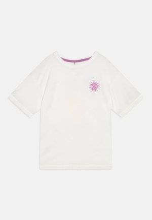 Valkoinen lyhythihainen t-paita, jossa on pyöreä kaula-aukko, vasemmassa rinnassa on violetti auringon grafiikka ja violetti yksityiskohta kaula-aukossa.