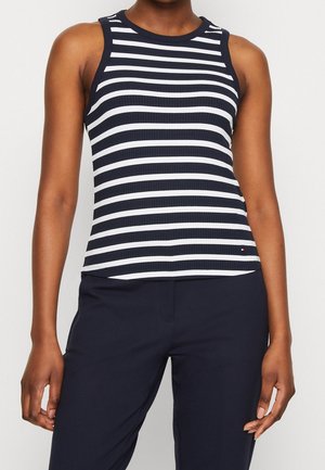 Débardeur côtelé à rayures bleu marine et blanc avec un col rond et un design sans manches, comportant un petit logo en accent à l'ourlet.