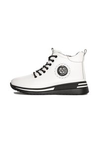 Białe sneakersy typu high-top wykonane z materiału syntetycznego, z czarnymi sznurowadłami, okrągłym detalem logo i teksturowaną czarną podeszwą.