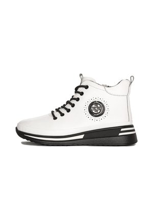Białe sneakersy typu high-top wykonane z materiału syntetycznego, z czarnymi sznurowadłami, okrągłym detalem logo i teksturowaną czarną podeszwą.