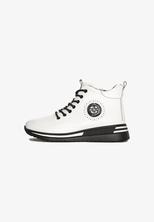 Białe sneakersy typu high-top wykonane z materiału syntetycznego, z czarnymi sznurowadłami, okrągłym detalem logo i teksturowaną czarną podeszwą.