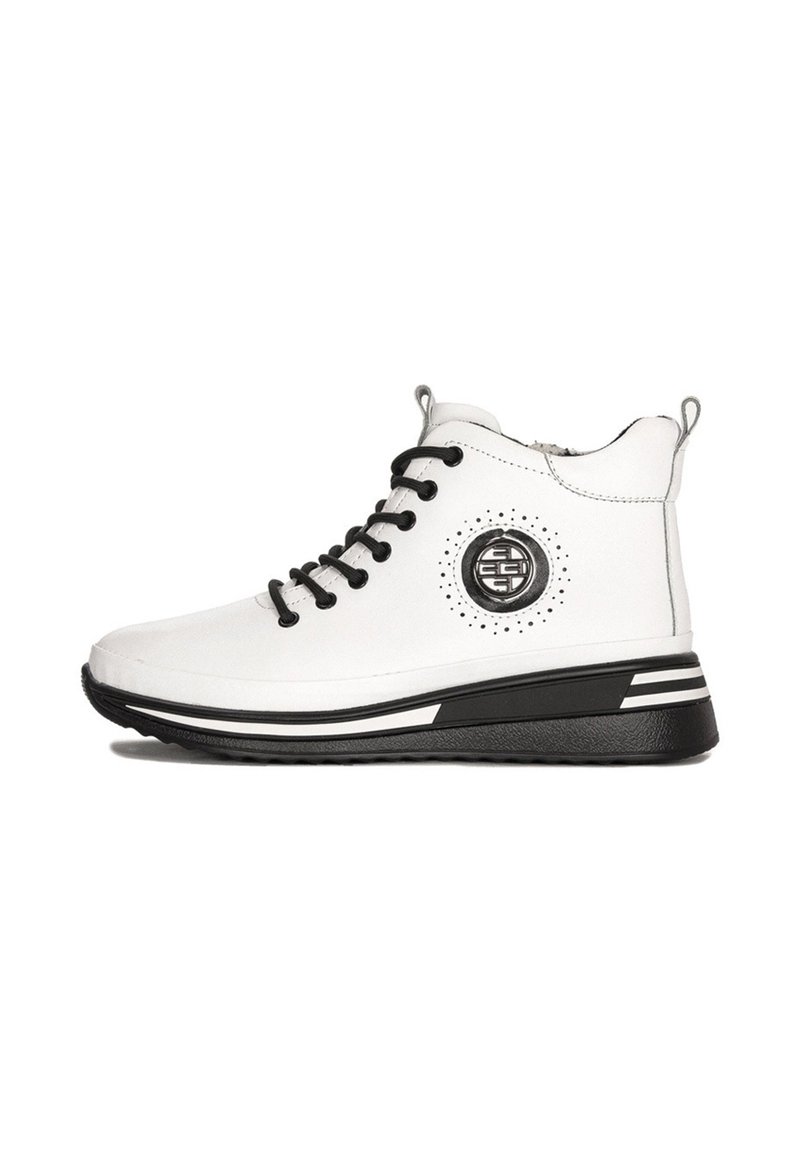 Białe sneakersy typu high-top wykonane z materiału syntetycznego, z czarnymi sznurowadłami, okrągłym detalem logo i teksturowaną czarną podeszwą.