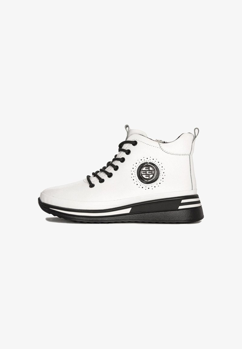 Białe sneakersy typu high-top wykonane z materiału syntetycznego, z czarnymi sznurowadłami, okrągłym detalem logo i teksturowaną czarną podeszwą.