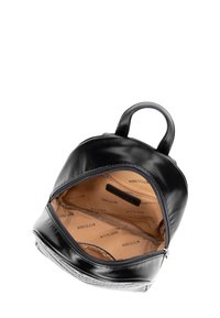 Mochila de piel negra con un diseño redondeado, asa superior y cierre de cremallera. El interior presenta un forro beige con un patrón del logotipo de la marca.