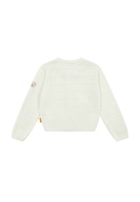 Bílý pletený svetr s texturovaným vzorem, kulatým výstřihem, dlouhými rukávy a malým emblémem medvěda na levém rukávu.