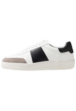 Sneakers - white