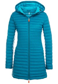 Chaqueta larga acolchada de color azul verdoso con capucha, cremallera frontal y silueta ajustada para mujeres.