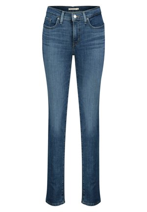 Jean en denim bleu coupe slim avec bouton et fermeture éclair à l'avant, passants pour ceinture, poches à l'avant et à l'arrière, présenté sur un fond blanc.