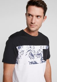 Pier One T-shirt estampada - white/black