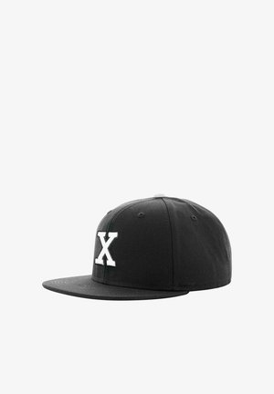 Sort baseball cap lavet af bomuld med en bred flad skygge, der prydes af et fremtrædende hvidt broderet "X" foran.