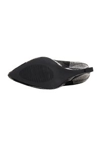 Scarpe a punta con tomaia in tessuto intrecciato bianco e nero, dotate di suola in gomma nera testurizzata e retro flessibile.