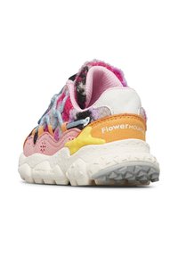 Vícebarevná teniska s texturami v růžové, fialové a oranžové. Obsahuje bílou mezipodešev, unikátní žlutý akcent a vzorovanou zadní část.