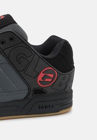 Globe TILT - Sapatilhas de skate - black/grey/red