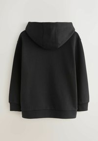 Sudadera con capucha negra, con la parte de atrás lisa, puños y dobladillo acanalados. Fabricada con tejido suave, presenta un corte relajado y sin logotipos ni patrones visibles.