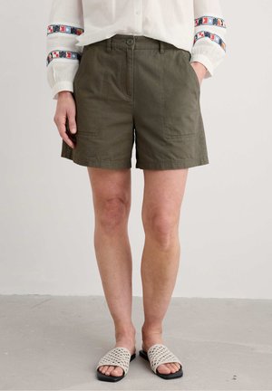Olijfgroene shorts van een katoenmix, met een vlakke voorkant, twee zijzakken en een knoopsluiting. Gecombineerd met gehaakte slides.