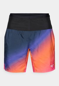 Herren Sportshorts mit einem Farbverlauf von Marineblau zu Orange, einem schwarzen Bund und einem glatten, leichten Stoff.