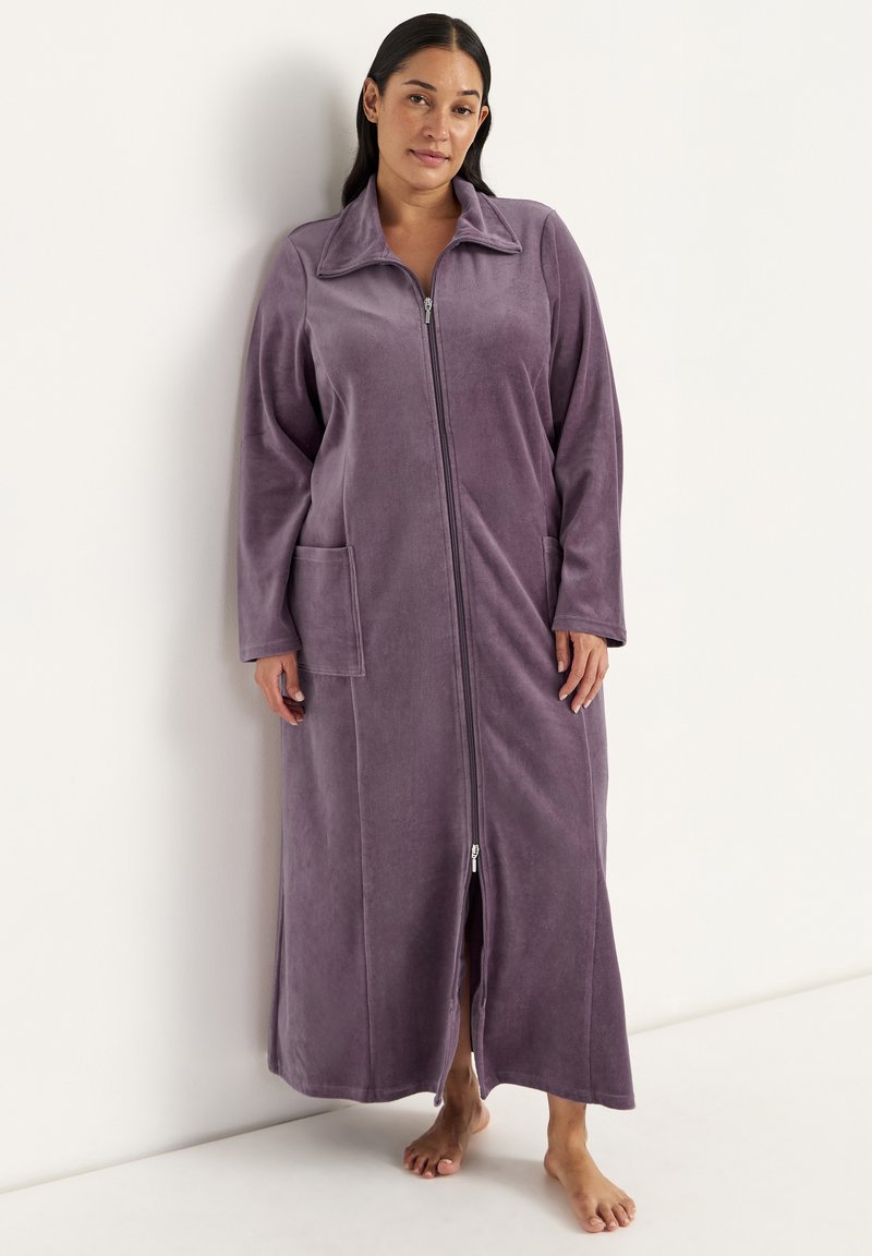 Lång lila zip-up morgonrock gjord av mjukt tyg, med krage, långa ärmar och två framfickor.