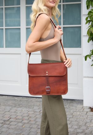 Gusti Leder, ANDY 11" - Schoudertas - braun