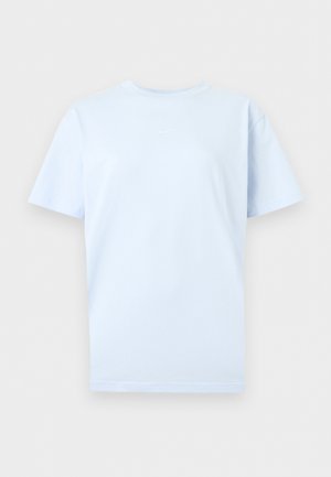 Svetlomodré tričko s krátkym rukávom a okrúhlym výstrihom s malým bielym logom Nike Swoosh uprostred na hrudi.