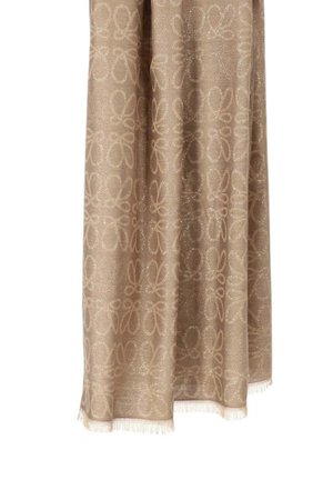 Beżowa tkanina teksturowana z kwiatowym wzorem o subtelnym połysku, wykończona frędzlami dla dodatkowego detalu.